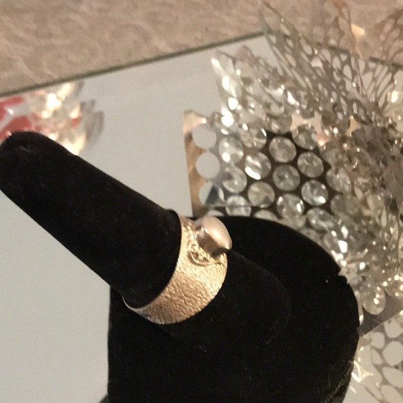 .925 Sterling silver ring with mother of pearl